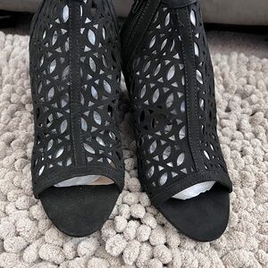 NWT Elegant Black Women's Peep-Toe Shoes